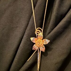 Elegant Gold Floral Pendant Necklace
